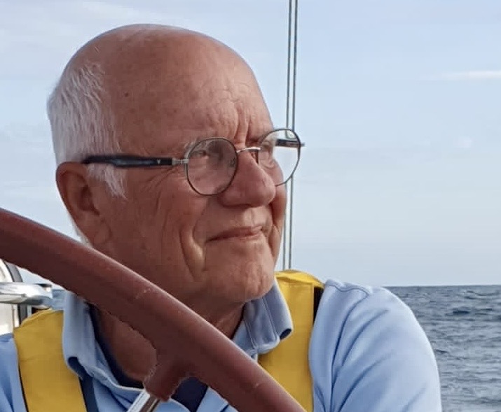 Auteur Hans van Heesch op zijn zeilboot