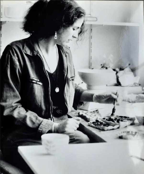 Auteur Mirjam Molenaar in haar atelier
