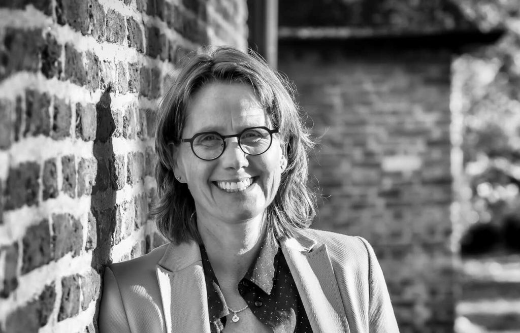 Portretfoto zwart-wit auteur Diane Busink