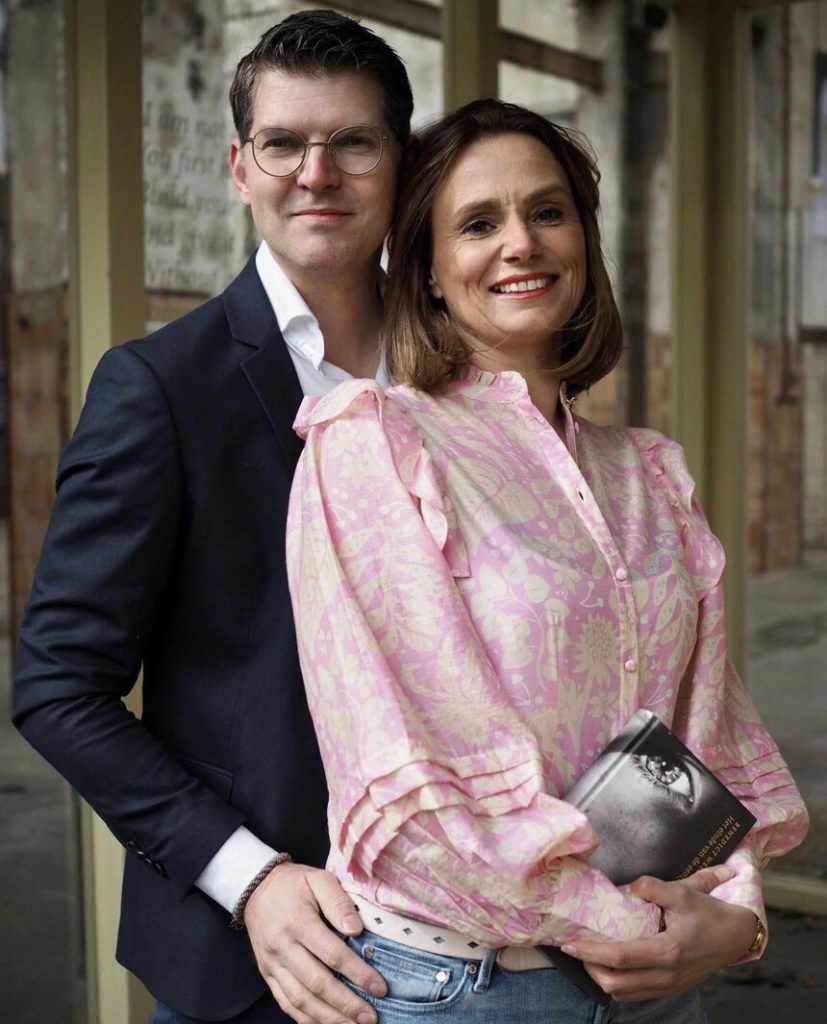 Auteur Marcia van der van der Schaaf met haar boek en Guido.
